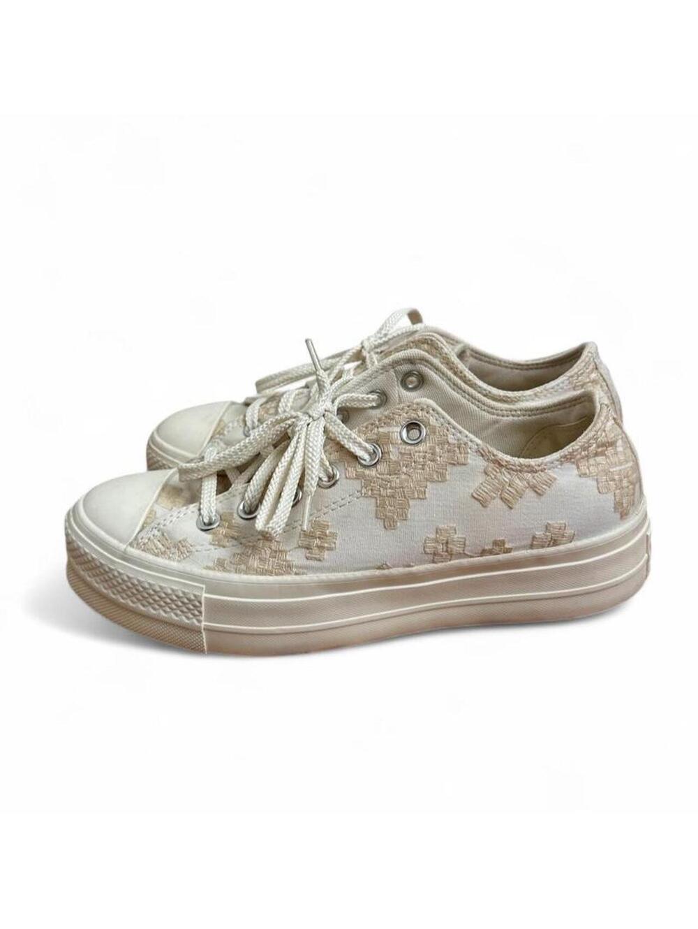 Converse Chuck Taylor All Star Lift Platform Low Top Tonal Embroidery 9.5